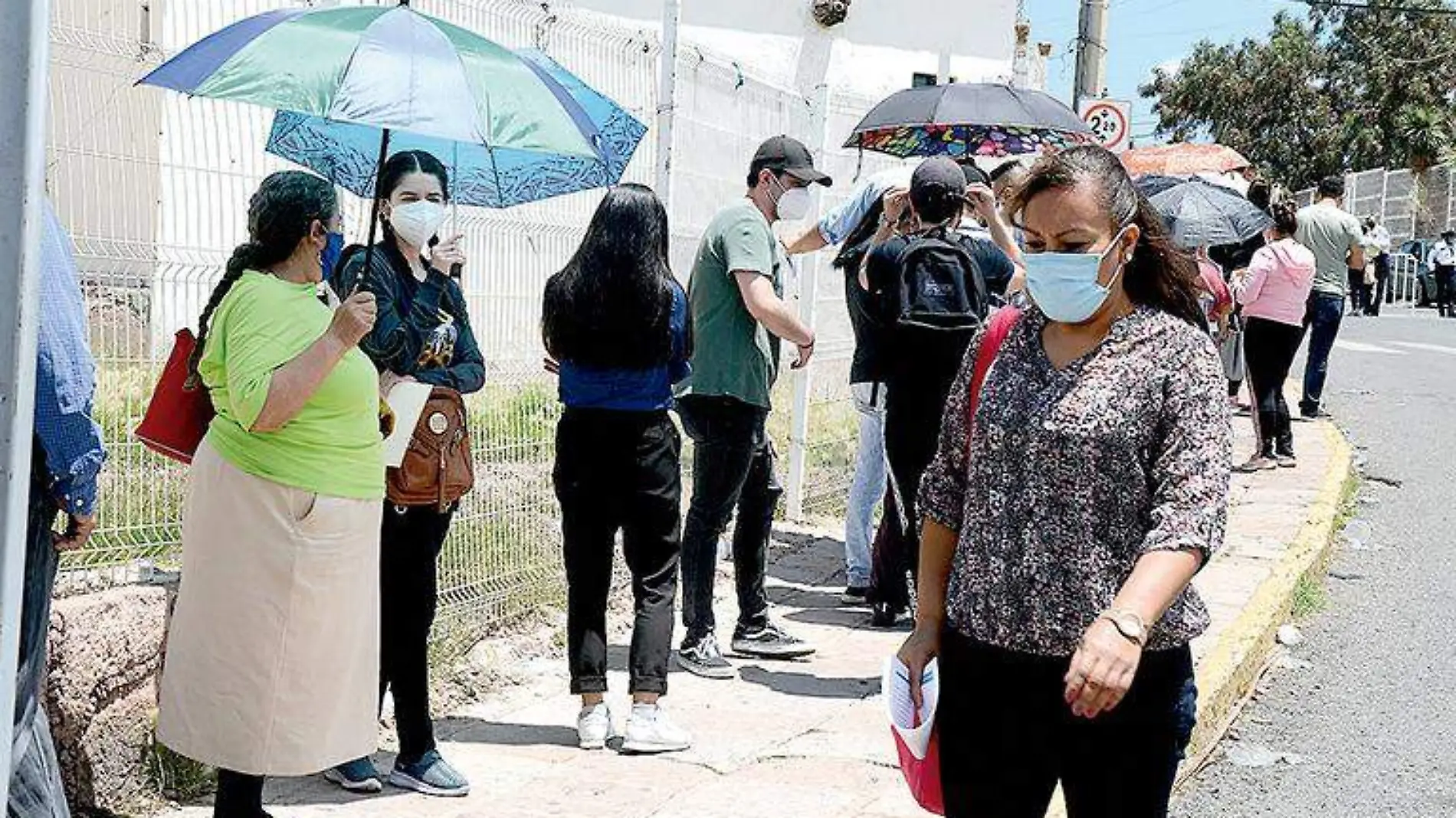 Personas formadas usando cubrebocas